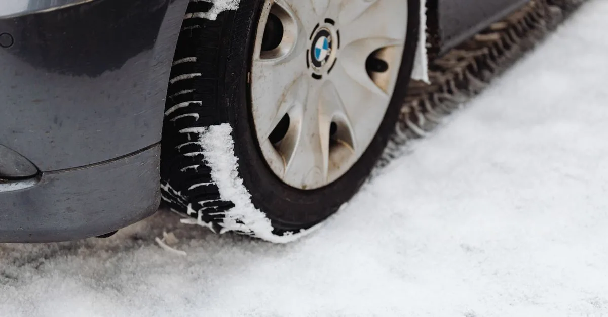 Winterreifen eines Autos auf schneebedecktem Boden